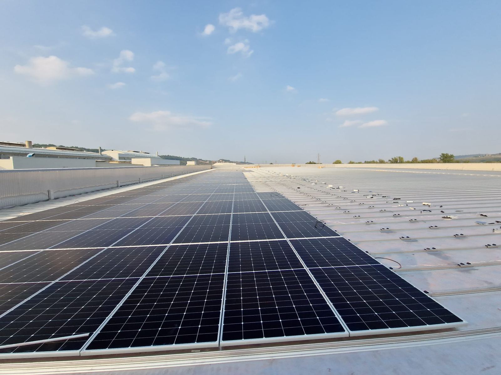 Copertura industriale con impianto fotovoltaico installato