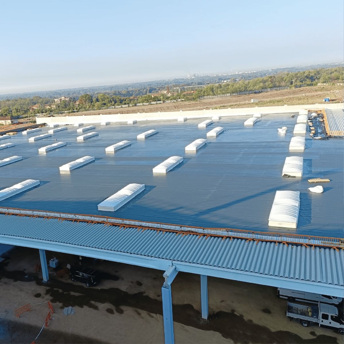Copertura industriale con lucernari vista dall'alto