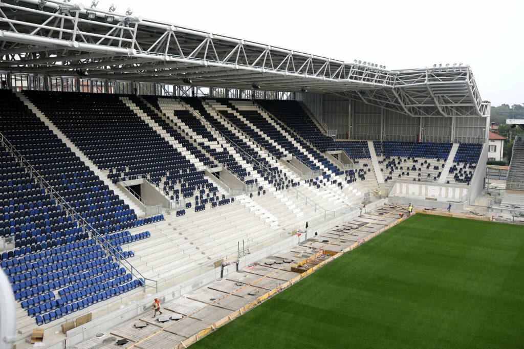 Tribuna dello stadio di Bergamo con la nuova copertura in acciaio